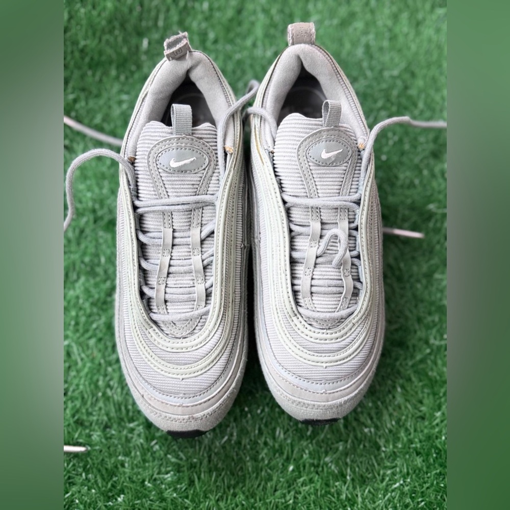 Nike Air Max 97
Vast Grey Metallic Gold (Women's) Size 7.5